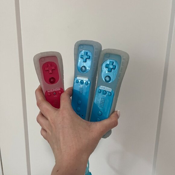 Nintendo Wii Fit, Universe, Gamepad, & Controller Bundle - Picture 2 of 13